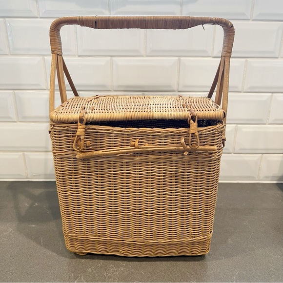 Vintage MCM Wicker Picnic Basket With Beverage Wine bottle holder - Picture 2 of 16